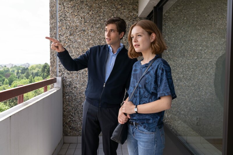 Immobilienmakler Marko Odneland (Elias Reichert) zeigt der Interessentin Tina Haller (Miriam Schiweck) den Ausblick vom Balkon einer Wohnung, die zu vermieten ist. – Bild: ZDF und Andrea Enderlein.