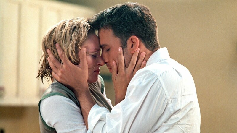 Mit der Wissenschaftlerin Rachel Porter (Uma Thurman) hatte Michael (Ben Affleck) ein Verhältnis.. – Bild: RTL Zwei