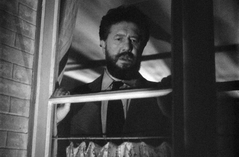 Von seinem Fenster aus beobachtet der alleinstehende Herr Hire (Michel Simon) die schöne Alice in ihrer Wohnung. – Bild: 1946 TF1 Droits Audiovisuels /​ © 1946 TF1 Droits Audiovisuels