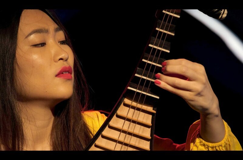Im Frühling 2021 haben mehr als 15 Musizierende, darunter Lucy Zhao, mit unterschiedlichstem musikalischem wie biografischen Background einen Reigen musiziert – dies auf Grundlage der bekanntesten Melodie der Welt: „La Paloma“. – Bild: Uli Aumüller