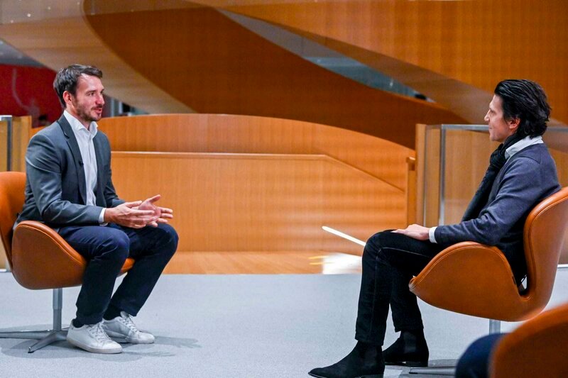 Felix Neureuther (links) und IOC-Sportdirektor Christophe Dubi in Lausanne beim Interview. – Bild: Christophe Moratal /​ IOC /​ IOC/​Christophe Moratal