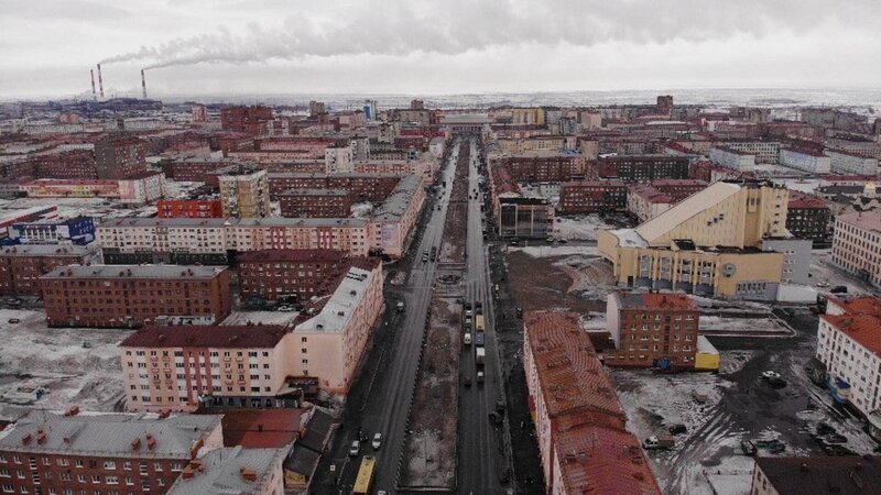 Die Skyline der Stadt Norilsk. Im Hintergrund die Schornsteine der Fabrik „Nadjeschda“ – Bild: RTL /​ Jurij Tokarew /​ NikoKarasekTV