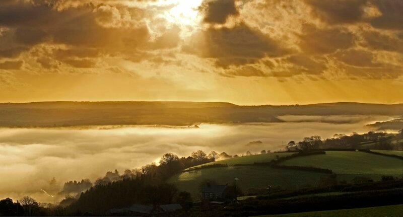 Tiefstehende Sonne und Novembernebel entlang des Flusses Fowey. – Bild: Terra Mater / Ian McCarthy Tiefstehende Sonne und Novembernebel entlang des Flusses Fowey. – Bild: Terra Mater / Ian McCarthy