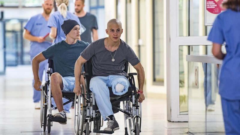 Jonas Till Neumann (Damian Hardung l.) und Leo Roland (Tim Oliver Schultz) Die Verwendung des sendungsbezogenen Materials ist nur mit dem Hinweis und Verlinkung auf RTL+ gestattet. – Bild: RTL Jonas Till Neumann (Damian Hardung l.) und Leo Roland (Tim Oliver Schultz) Die Verwendung des sendungsbezogenen Materials ist nur mit dem Hinweis und Verlinkung auf RTL+ gestattet. – Bild: RTL