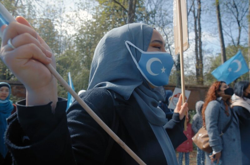 Eine Demonstration gegen die Unterdrückung der Uiguren in Den Haag – Bild: Découpages/​YUZU Productions