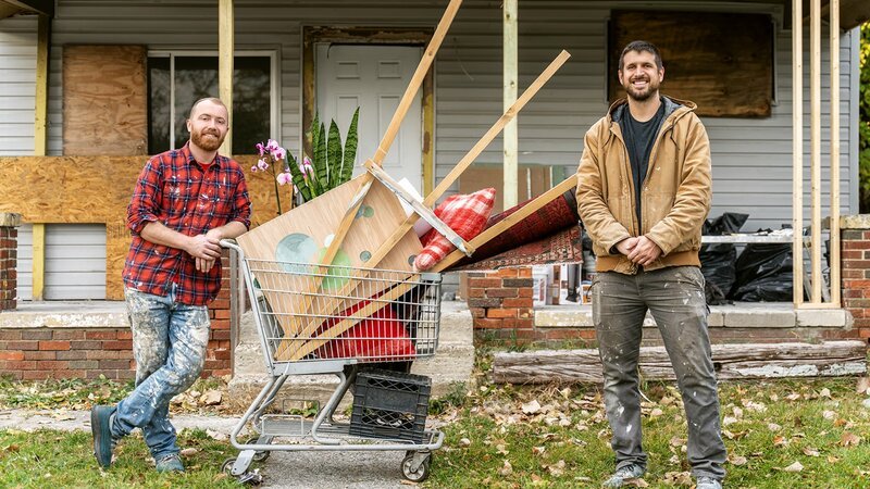 Keith Bynum (L) and Evan Thomas (R) standing outside of Cherrylawn home with their shopping cart – Bild: Jason Keen /​ Getty Images /​ HGTV – US. /​ Focus. /​ © 2020, Discovery, Inc or its subsidiaries and affiliates. All rights reserved.