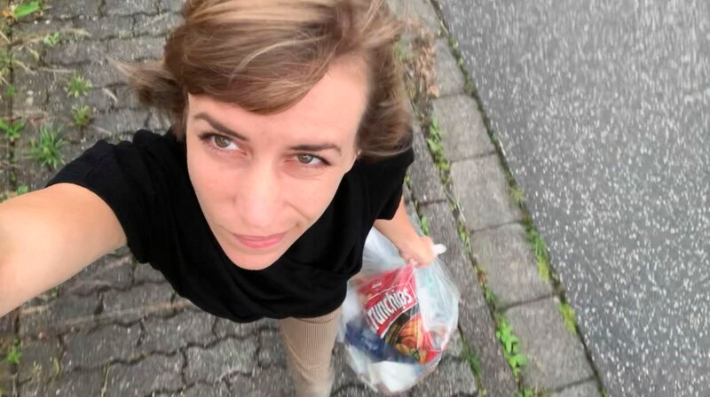 Bis zur Tonne kennen wir unseren Müll. Aber was kommt danach? Reporterin Daniela Möllenkamp macht sich auf Spurensuche. – Bild: HR