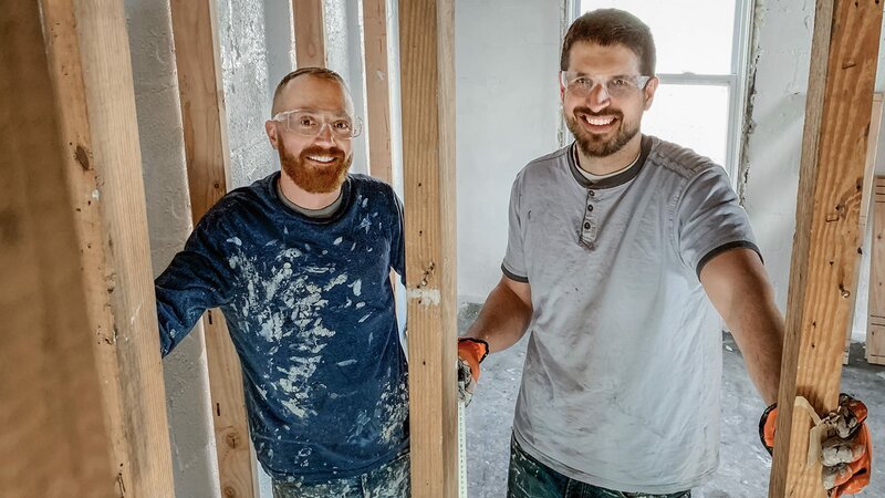 Keith Bynum (L) and Evan Thomas (R) pose during renovation, as seen on HGTV’s Bargain Block. – Bild: HGTV – US. /​ Focus.