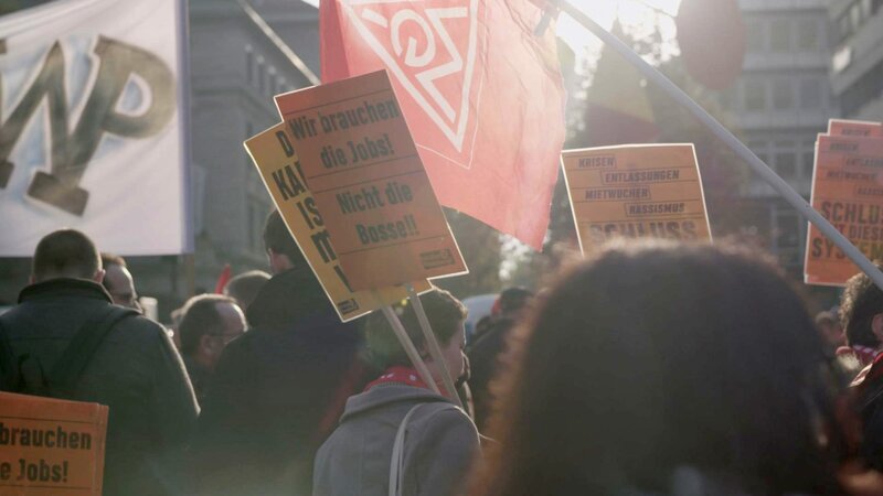 IG-Metaller demonstrieren gegen den Jobverlust in der Autobranche im November 2019 in Stuttgart. – Bild: ZDF und Marvin Schneider./​Marvin Schneider