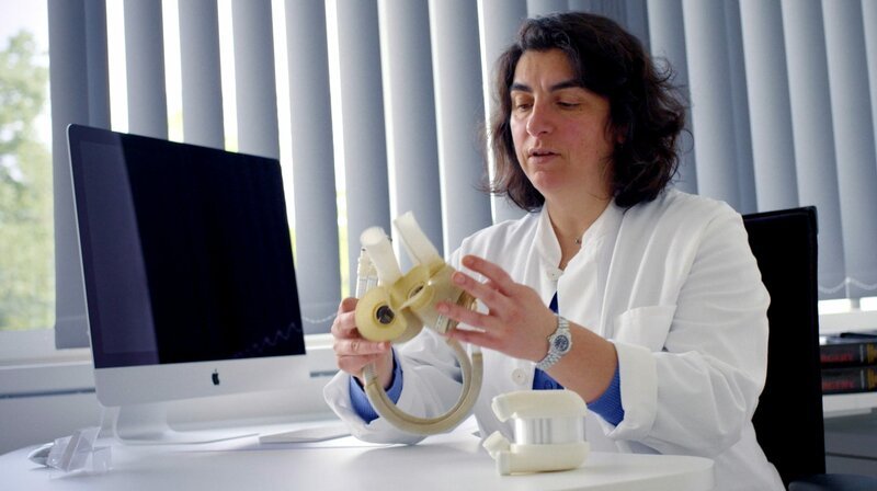 Dr. Dilek Gürsoy mit dem gängigen Kunstherz, das derzeit weltweit implantiert wird. Für die meisten Frauen ist es allerdings zu groß. – Bild: HR/​WDR/​btf