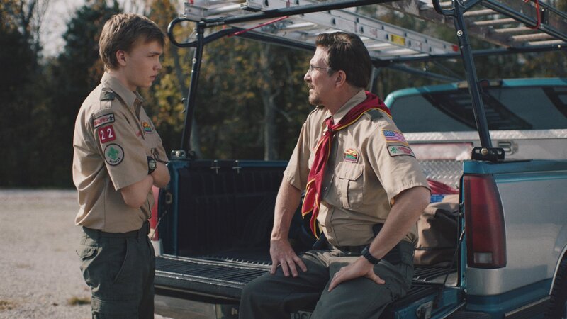 Tyler Burnside (Charlie Plummer, l.); Don Burnside (Dylan McDermott, r.) – Bild: LEONINE Studios Lizenzbild frei Tyler Burnside (Charlie Plummer, l.); Don Burnside (Dylan McDermott, r.) – Bild: LEONINE Studios Lizenzbild frei