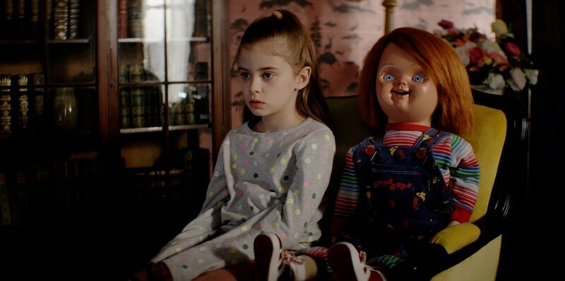 Pictured: (l-r) Carina Battrick as Caroline Cross, Chucky – Bild: 2021 Universal Content Productions LLC. All Rights Reserved.