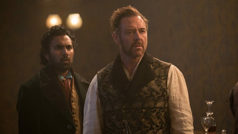 Emery Staines (Himesh Patel, l.); Francis Carver (Marton Csokas, r.) – Bild: Sat.1 Emotions