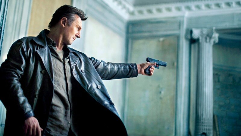 Mills (Liam Neeson) muss seine Familie vor den Gangstern beschützen.Mills (Liam Neeson) muss seine Familie vor den Gangstern beschĂĽtzen. – Bild: RTL Zwei