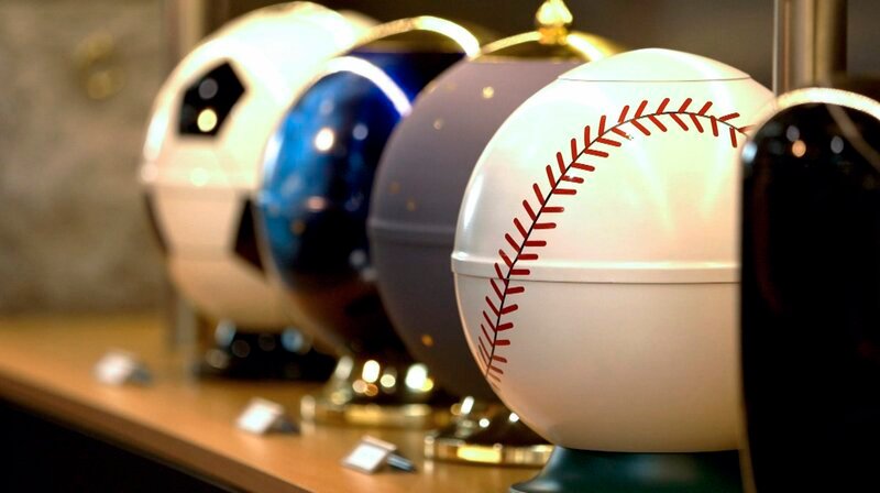 Moderne Urnen in Form von Sportbällen, etwa Fußball oder Baseball, auf der Internationalen Bestattungsfachausstellung (BEFA) 2018 in Düsseldorf. Weiteres Bildmaterial finden Sie unter www.br-foto.de. – Bild: BR Moderne Urnen in Form von Sportbällen, etwa Fußball oder Baseball, auf der Internationalen Bestattungsfachausstellung (BEFA) 2018 in Düsseldorf. Weiteres Bildmaterial finden Sie unter www.br-foto.de. – Bild: BR