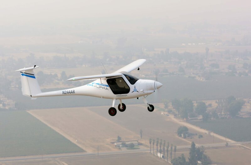 Das elektrische Flugzeug „Alpha Electro“ der Marke Pipistrel hat eine Laufzeit von etwa einer Stunde sowie eine Reserve, die zusätzliche 30 Minuten Flugzeit ermöglicht. – Bild: Courtesy of WGBH