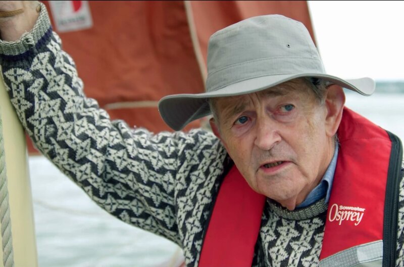 Ein erfahrener Skipper: Robert Phillips steuert das Traditionsboot ?Heritage? sicher durch den Milford Haven Waterway. – Bild: Bea Müller