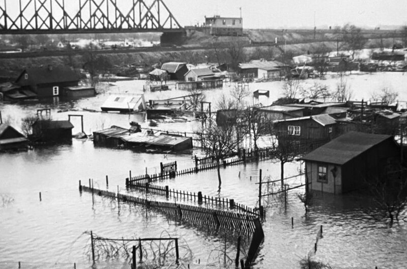 Als die Deiche in Hamburg am 17. Februar 1962 brachen, wurden viele Menschen im Schlaf von den Wassermassen überrascht. – Bild: Ingrid Bellmann