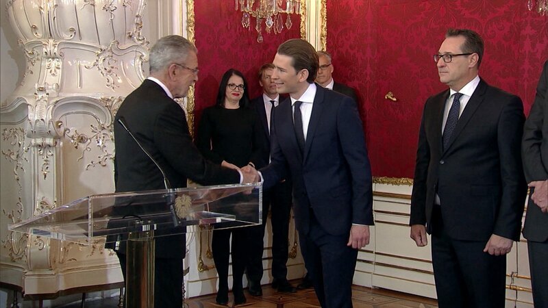 Sebastian Kurz (vorne, m.) bei der Angelobung. – Bild: ORF/ORF III Sebastian Kurz (vorne, m.) bei der Angelobung. – Bild: ORF/ORF III