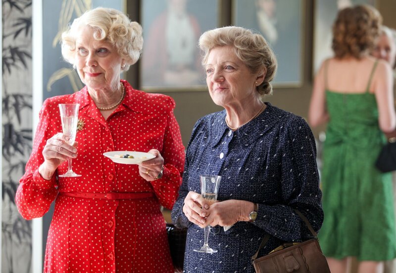 L-R: Marjorie Phillpot (Wendy Craig), Miss Jane Marple (Julia McKenzie). – Bild: ORF/​ITV Global Entertainment Ltd.