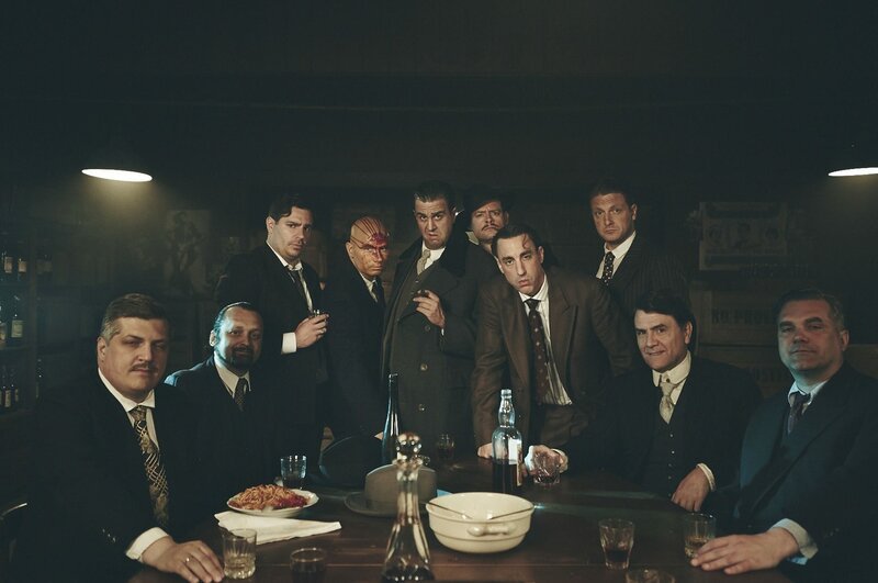 Al Capone (Bastian Pastewka) umringt von seinen Mafiosi (von hinten links: Paul Sedlmeir, Carsten Strauch, Max Giermann, Alexander Schubert und Holger Stockhaus). – Bild: ZDF und Kristof Galgoczi Nemeth