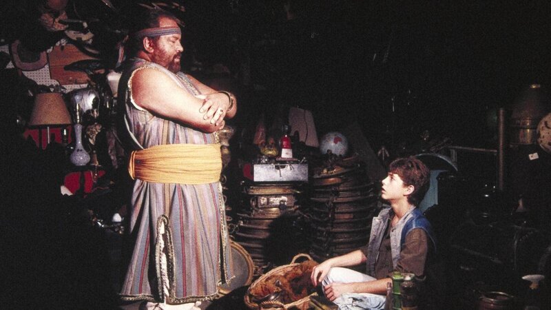 Genie (Bud Spencer, l.), Aladin (Luca Venantini) – Bild: RTL /​ © 1986 METRO-GOLDWYN-MAYER STUDIOS INC