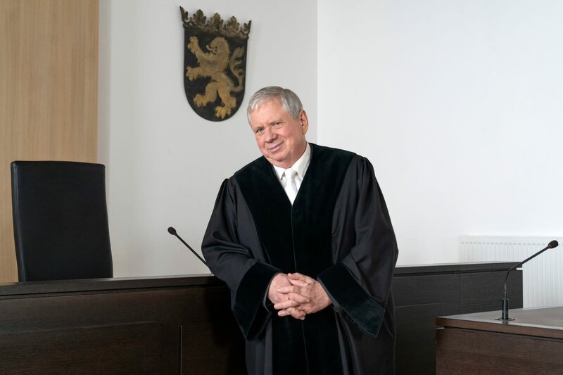 Oberstaatsanwalt Bernd Reuther (Rainer Hunold) kämpft für Gerechtigkeit. – Bild: ZDF und Andrea Enderlein.