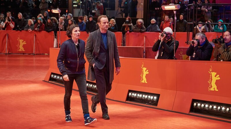 Rubin und Karows (Meret Becker und Mark Waschke) Ermittlungen führen sie über den roten Teppich der Berlinale in eine Filmpremiere. – Bild: rbb/​Reiner Bajo