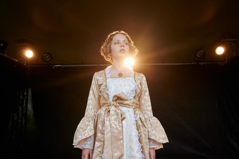 Joyce (Matilda Willigalla) ahnt nicht, dass sie eine tragende Rolle in Molières Komödie um Habgier und Liebe spielen wird. – Bild: mdr/​Saxonia Media/​Felix Abraham