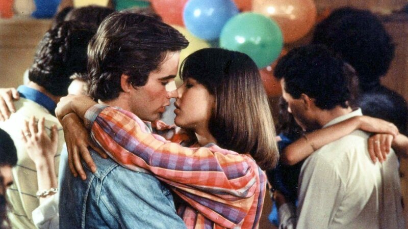 Auf der Rückreise aus ihren Sommerferien in Deutschland begegnet die inzwischen 15-jährige Vic (Sophie Marceau) dem 17-jährigen Philippe (Pierre Cosso)und die beiden lernen sich durch ein Missgeschick kennen. – Bild: RTL Zwei Auf der Rückreise aus ihren Sommerferien in Deutschland begegnet die inzwischen 15-jährige Vic (Sophie Marceau) dem 17-jährigen Philippe (Pierre Cosso)und die beiden lernen sich durch ein Missgeschick kennen. – Bild: RTL Zwei