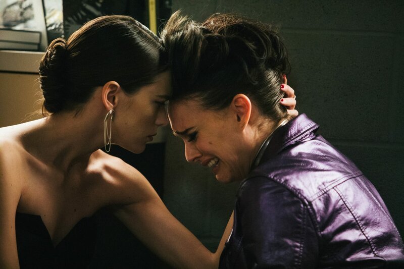 Eleanor (Stacy Martin, l.); Celste (Natalie Portman, r.) – Bild: 2018 Vox Lux Film Holdings, LLC. All Rights Reserved. /​ Atsushi Nishijima Lizenzbild frei