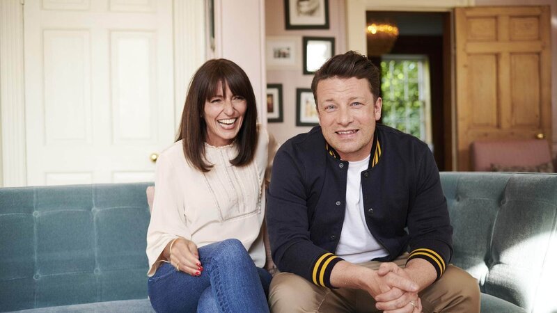 Davina McCall und Jamie Oliver Die Verwendung des sendungsbezogenen Materials ist nur mit dem Hinweis und Verlinkung auf TVNOW gestattet. – Bild: RTL Die Verwendung des Materials von RTL Deutschland ist nur zur redaktionellen Berichterstattung im Zusammenhang mit der Sendung unter Angabe der Credits/Quellenangabe und Beachtung der unter https:/ Davina McCall und Jamie Oliver Die Verwendung des sendungsbezogenen Materials ist nur mit dem Hinweis und Verlinkung auf TVNOW gestattet. – Bild: RTL Die Verwendung des Materials von RTL Deutschland ist nur zur redaktionellen Berichterstattung im Zusammenhang mit der Sendung unter Angabe der Credits/Quellenangabe und Beachtung der unter https:/