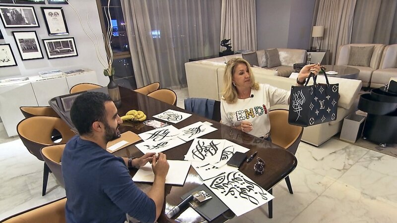 Ein Kalligrafie-Meister soll arabische Schriftzeichen auf Carmens Tasche schreiben. – Bild: RTL Zwei
