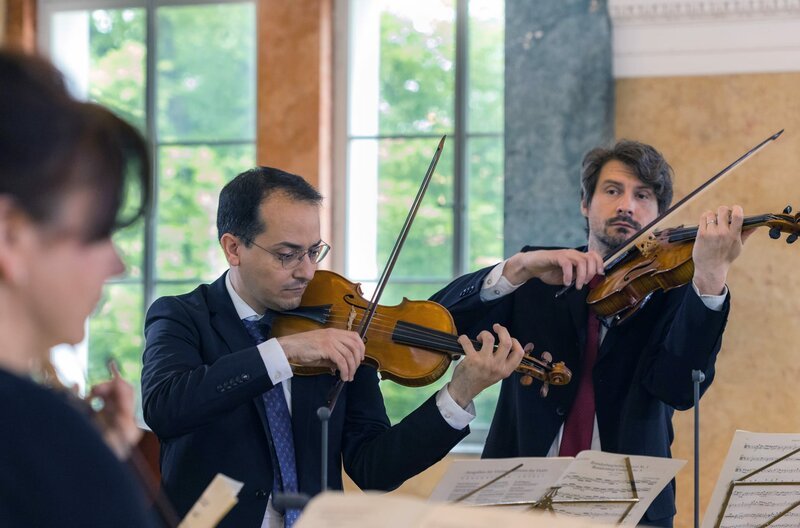Das Ensemble Collegium 1704 spielt auf historischen Instrumenten und verhilft seinem Spiel so zu noch mehr Authentizität. – Bild: MDR/​Emilian Tsubaki