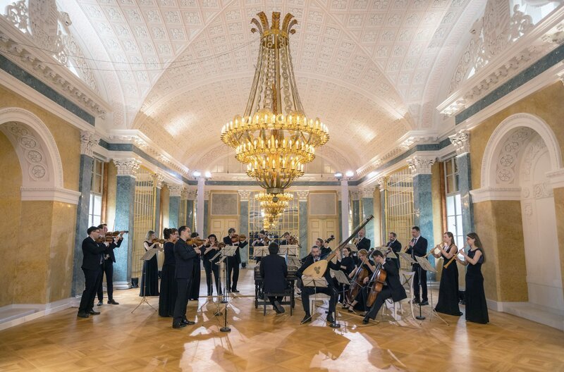 Das von Vaclav Luks gegründete Ensemble Collegium 1704 gilt mit seinen herausragenden Musikern als eines der renommiertesten Barockorchester unserer Zeit. – Bild: MDR/​Emilian Tsubaki