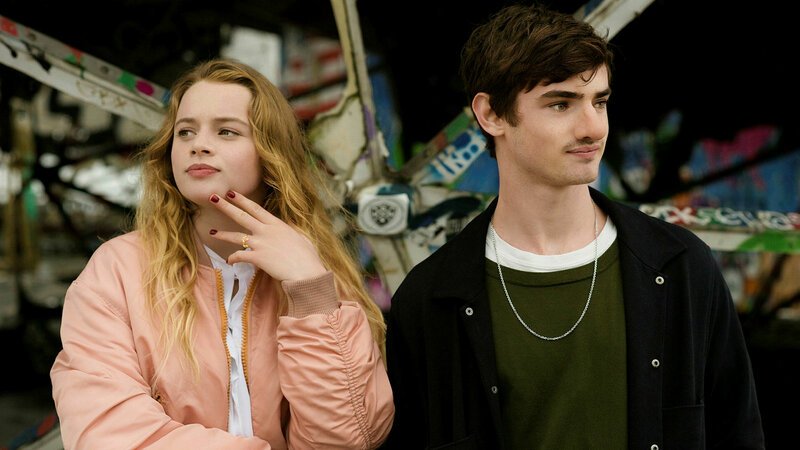 Das schönste Mädchen der Welt Luna Wedler als Roxy, Aaron Hilmer als Cyril SRF/Nadja Klier – Bild: SRF2 Das schönste Mädchen der Welt Luna Wedler als Roxy, Aaron Hilmer als Cyril SRF/Nadja Klier – Bild: SRF2