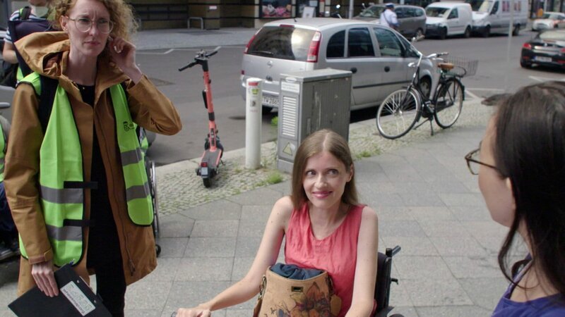 Die Rollstuhlfahrerin Adina Hermann bei einer Aktion in Berlin für barrierefreie Innenstädte. – Bild: ZDF und Steve Kfoury./​Steve Kfoury