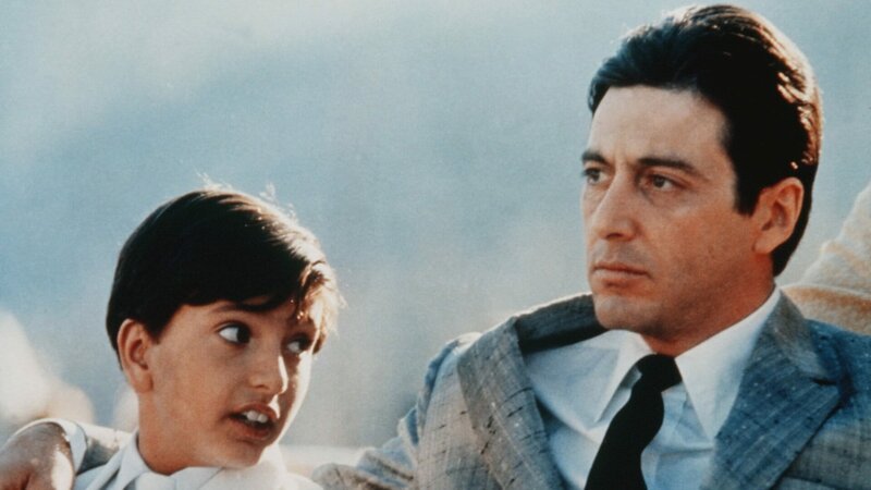 Der „neue“ Pate Michael Corleone (Al Pacino, r.) feiert die Kommunion seines Sohnes Anthony (James Gounaris, l.). Er ist stolz darauf, einen Sohn zu haben, aber Anthony ist ihm nicht männlich genug und viel zu sensibel. – Bild: ZDF und Paramount./​Paramount