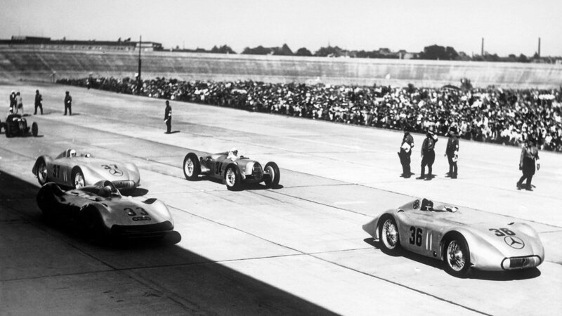 Start zum Internationalen Avus-Rennen, 30. Mai 1937. Mit der Startnummer 36: Manfred von Brauchitsch. – Bild: ZDF und Mercedes-Benz AG./​Mercedes-Benz AG