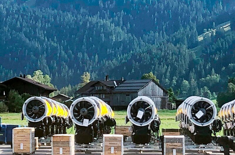 Neue Schneekanonen warten in Lenk, Schweiz, auf ihren Einsatz. – Bild: ORF/​SWR