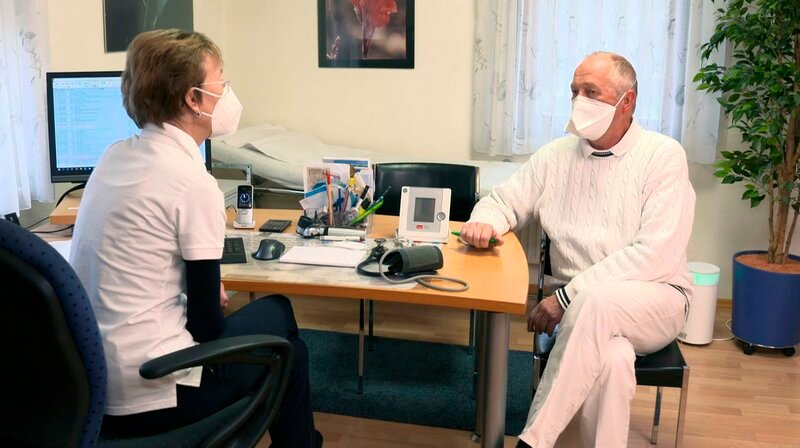 SWR Fernsehen BETRIFFT: HAUSARZT VERZWEIFELT GESUCHT!, am Mittwoch (16.02.22) um 20:15 Uhr. Bei einer genossenschaftlichen Lösung können Ärzte als Angestellte mit nahezu geregelten Arbeitszeiten in Hausarztpraxen arbeiten. © SWR / Claus Hanischdörfer, honorarfrei – Verwendung gemäß der AGB im engen inhaltlichen, redaktionellen Zusammenhang mit genannter SWR-Sendung bei Nennung „Bild: SWR / Claus Hanischdörfer“ (S2+). SWR Presse/Bildkommunikation, Baden-Baden, Tel: 07221/929–23876, foto@swr.de – Bild: SWR / Claus Hanischdörfer / SWR Presse/Bildkommunikation SWR Fernsehen BETRIFFT: HAUSARZT VERZWEIFELT GESUCHT!, am Mittwoch (16.02.22) um 20:15 Uhr. Bei einer genossenschaftlichen Lösung können Ärzte als Angestellte mit nahezu geregelten Arbeitszeiten in Hausarztpraxen arbeiten. © SWR / Claus Hanischdörfer, honorarfrei – Verwendung gemäß der AGB im engen inhaltlichen, redaktionellen Zusammenhang mit genannter SWR-Sendung bei Nennung „Bild: SWR / Claus Hanischdörfer“ (S2+). SWR Presse/Bildkommunikation, Baden-Baden, Tel: 07221/929–23876, foto@swr.de – Bild: SWR / Claus Hanischdörfer / SWR Presse/Bildkommunikation