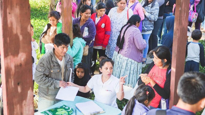 Das Kinderkardiologen-Team in der Yungas-Kleinstadt Coroico. Die Sozialarbeiterin Fanny bei der Auswahl der Patienten. Die Verwendung des sendungsbezogenen Materials ist nur mit dem Hinweis und Verlinkung auf RTL+ gestattet. – Bild: TVNOW /​ MedienKontor/​ Axel Schneppat