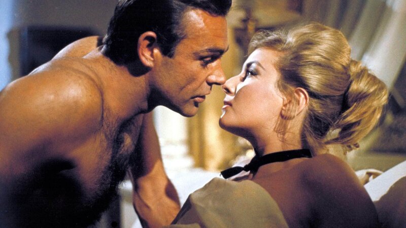 James Bond (Sean Connery), Tatiana Romanova (Daniela Bianchi) – Bild: RTL / (c) 1963 Danjaq James Bond (Sean Connery), Tatiana Romanova (Daniela Bianchi) – Bild: RTL / (c) 1963 Danjaq