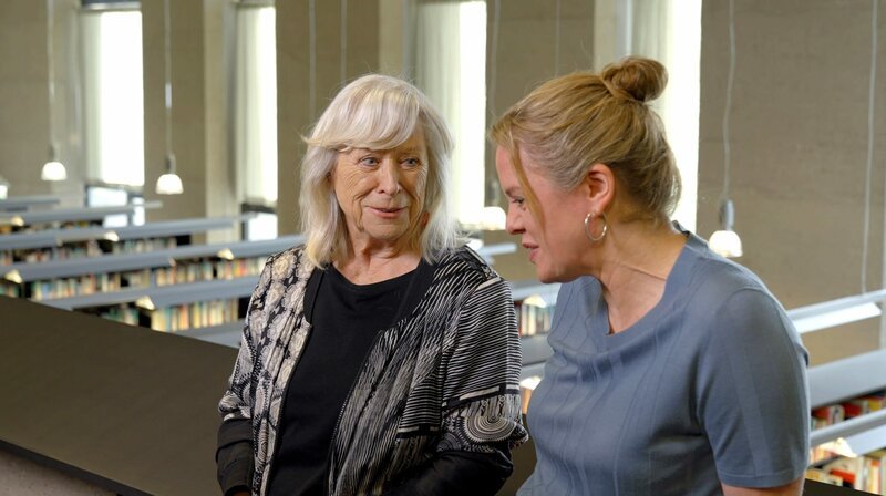  Margarethe von Trotta (l) war es immer wichtig, starke und wichtige Frauen der Geschichte mit Vorbild-Charakter als Figuren für ihre Filme zu nehmen. Heute ist sie selbst ein Vorbild für viele geworden. Die Regisseurin und Filmprofessorin Julia von Heinz bezeichnete sie in der Dokumentation als ihr „role model“.  – Bild: WDR/​Doclights 2021 /​ WDR Kommunikation/​Redaktion Bild