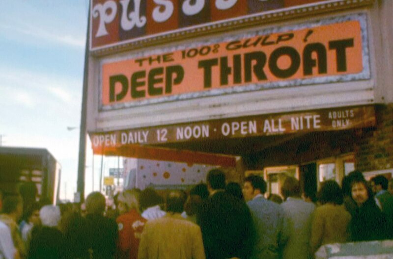 Los Angeles im Jahr 1973: Eine Menschemenge drängt sich vor dem Pussycat Theatre, in dem Deep Throat gezeigt wird. – Bild: Joe Rubin