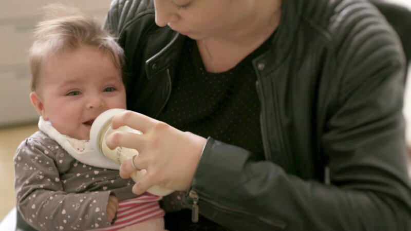 Baby wird mit der Flasche gefüttert. – Bild: ORF/New Docs Baby wird mit der Flasche gefüttert. – Bild: ORF/New Docs