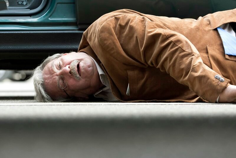 Günter (Wolfgang Winkler) hat einen Schlag auf den Kopf bekommen und liegt bewußtlos auf der Straße. – Bild: NDR/​ARD/​Kai Schulz