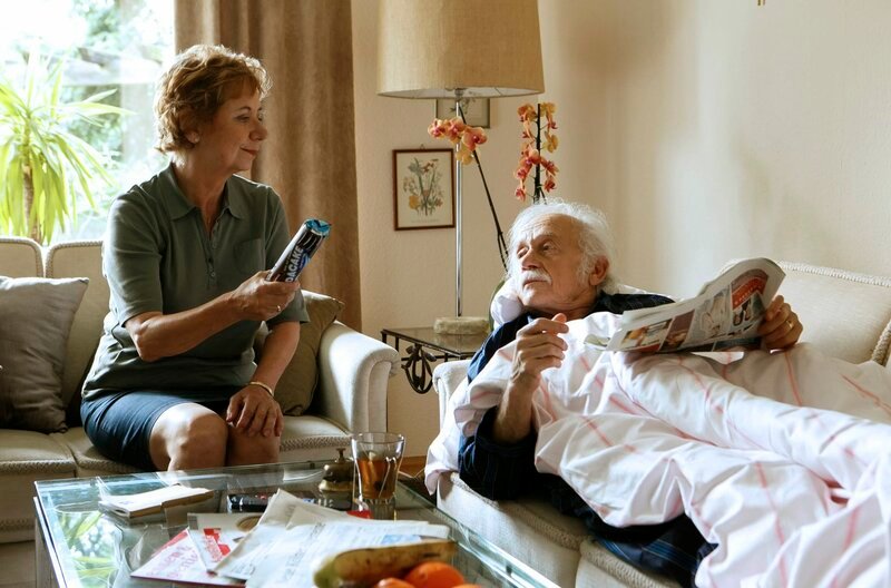 Nach seinem Herzinfarkt lässt sich Edwin (Tilo Prückner, r.) zu Hause bei den Hoffmans von fürsorglich von Heidrun (Verena Plangger, l.) pflegen – sehr zum Unmut von Günter. – Bild: NDR/​ARD/​Kai Schulz