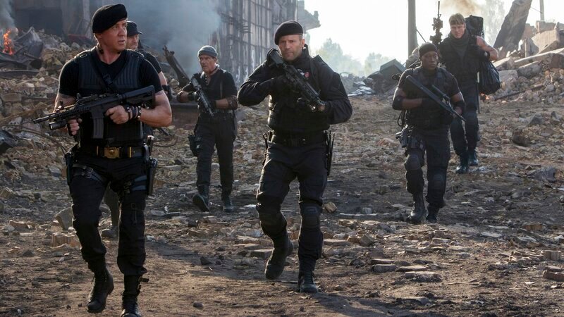 Barney Ross und sein Team sollen einen Waffendeal verhindern. Der skrupellose Waffenlieferant ist der totgeglaubte Expendables-Mitgründer Conrad Stonebanks, der kurzerhand beschließt, Ross und seine Crew töten zu lassen. Foto: Sylvester Stallone, li. als Barney Ross; Barney Ross und sein Team sollen einen Waffendeal verhindern. Der skrupellose Waffenlieferant ist der totgeglaubte Expendables-Mitgründer Conrad Stonebanks, der kurzerhand beschließt, Ross und seine Crew töten zu lassen. Foto: Sylvester Stallone, li. als Barney Ross; Barney Ross und sein Team sollen einen Waffendeal verhindern. Der skrupellose Waffenlieferant ist der totgeglaubte Expendables-Mitgründer Conrad Stonebanks, der kurzerhand beschließt, Ross und seine Crew töten zu lassen. Foto: Sylvester Stallone, li. als Barney Ross – Bild: RTL Zwei