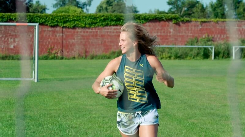 Tabea Kemme hat es als Profi-Fußballerin weit gebracht – bis hin zur Goldmedaille bei den Olympischen Spielen 2016 in Rio de Janeiro. 10 Jahre hat sie als Profi bei Turbine Potsdam in der Bundesliga gespielt und dann zu Arsenal London auf die Britische Insel zu gewechselt. Der Preis für den Erfolg war das verletzungsbedingte Karriereende im Alter von nur 28 Jahren. – Die Stürmerin Tabea Kemme bleibt am Ball. – Bild: rbb/Tabea Kemme/Joanna Ratajcak Tabea Kemme hat es als Profi-Fußballerin weit gebracht – bis hin zur Goldmedaille bei den Olympischen Spielen 2016 in Rio de Janeiro. 10 Jahre hat sie als Profi bei Turbine Potsdam in der Bundesliga gespielt und dann zu Arsenal London auf die Britische Insel zu gewechselt. Der Preis für den Erfolg war das verletzungsbedingte Karriereende im Alter von nur 28 Jahren. – Die Stürmerin Tabea Kemme bleibt am Ball. – Bild: rbb/Tabea Kemme/Joanna Ratajcak